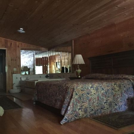 Highland Hills Motel & Cabins Boone Room photo