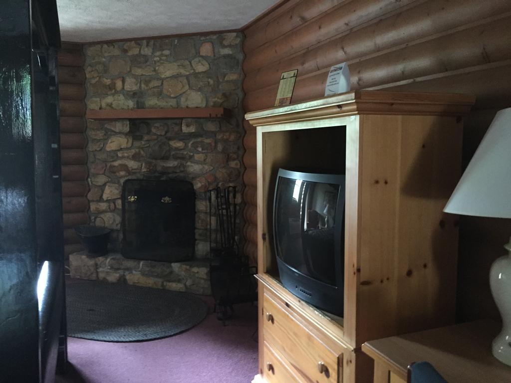 Highland Hills Motel & Cabins Boone Room photo